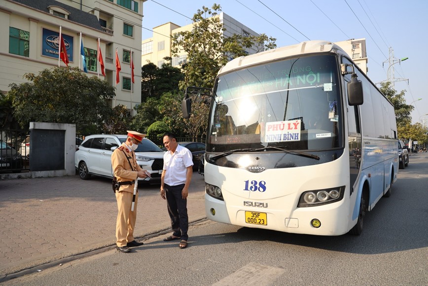 Cong an Ha Noi xu ly 891 truong hop vi pham Luat Giao thong duong bo - Hinh anh 1