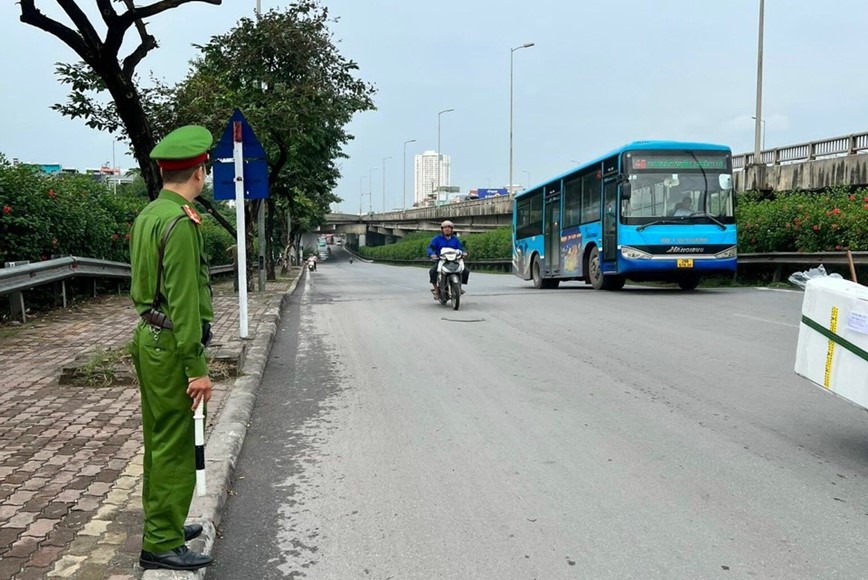 Chia ca xu ly xe khach quanh ben xe Nuoc Ngam - Hinh anh 3