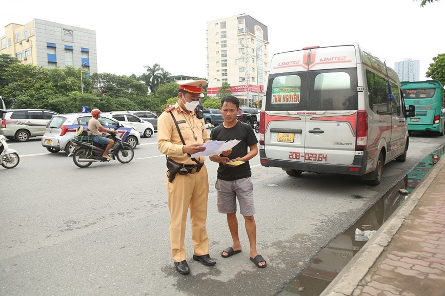 Xu ly 749 truong hop vi pham Luat Giao thong duong bo - Hinh anh 1