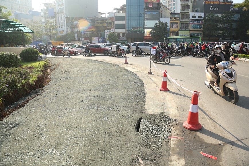 Ha  Noi: Xen dai phan cach nhieu tuyen duong, mo rong khong gian luu thong nhieu tuyen duong - Hinh anh 1