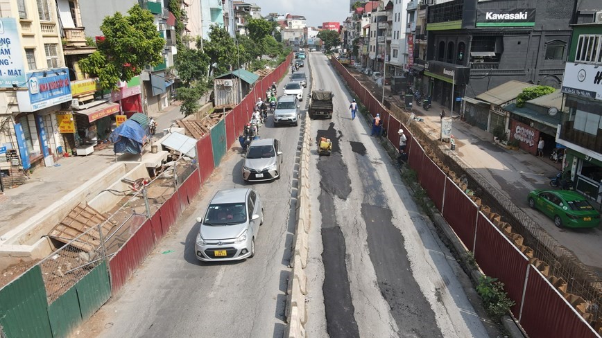 Ha Noi: Cam toan bo cac phuong tien luu thong qua cua khau ngo 124, 236 Au Co - Hinh anh 1