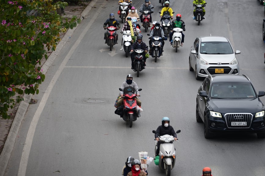 Ha Noi: Duong pho thong thoang ngay dau nghi Tet - Hinh anh 7