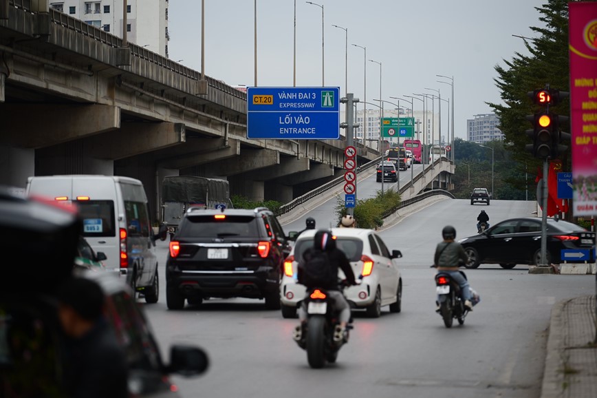 Ha Noi: Duong pho thong thoang ngay dau nghi Tet - Hinh anh 5