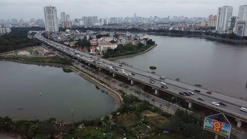 Ha Noi: Duong pho thong thoang ngay dau nghi Tet - Hinh anh 4