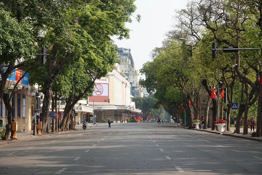 Duong pho Ha Noi vang ve ngay dau nam moi - Hinh anh 1