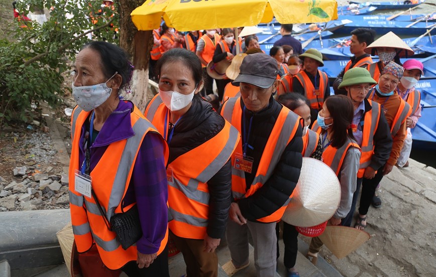 Dua hon 4.000 do khach tai chua Huong vao quy cu  - Hinh anh 7