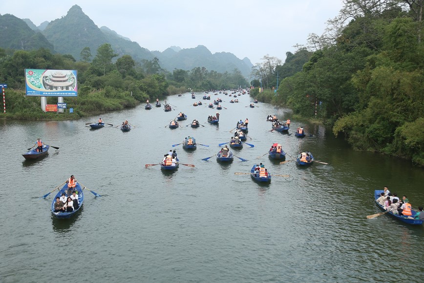 Dua hon 4.000 do khach tai chua Huong vao quy cu  - Hinh anh 6