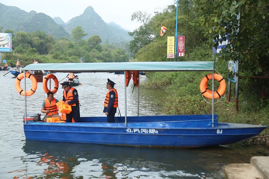 Dua hon 4.000 do khach tai chua Huong vao quy cu  - Hinh anh 12