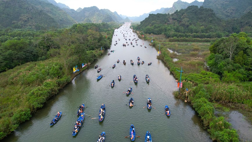 Dua hon 4.000 do khach tai chua Huong vao quy cu  - Hinh anh 1