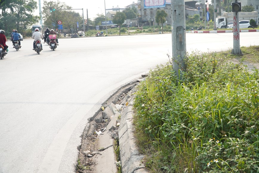 Ha Noi: Mat hang loat nap cong tren duong Hoang Sa - Hinh anh 5