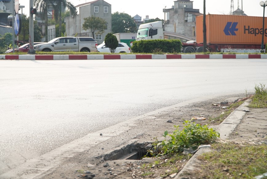 Ha Noi: Mat hang loat nap cong tren duong Hoang Sa - Hinh anh 2