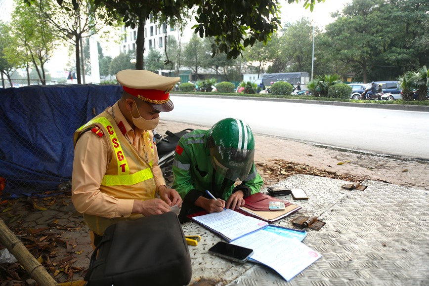 Xu phat nhieu nguoi dan di xe nguoc chieu tren duong To Huu - Hinh anh 5