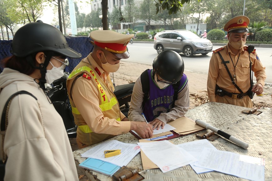 Xu phat nhieu nguoi dan di xe nguoc chieu tren duong To Huu - Hinh anh 7