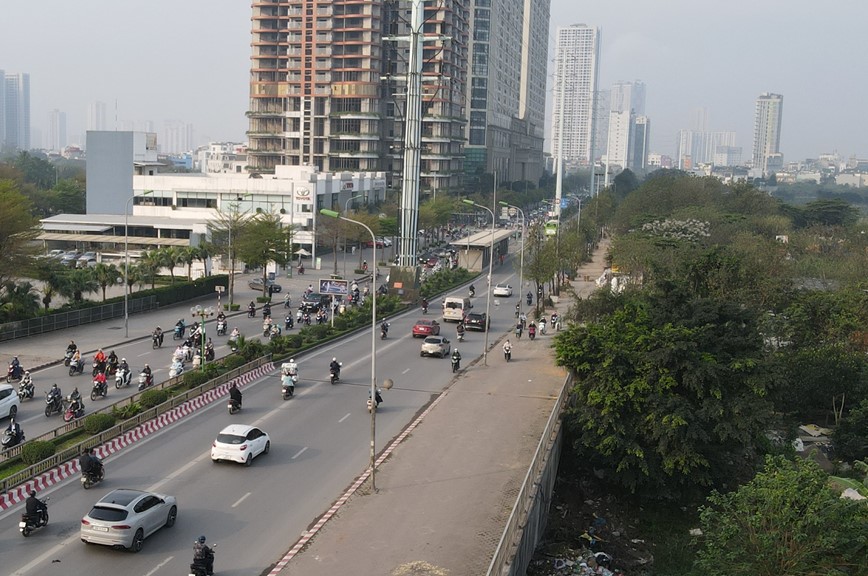 Xu phat nhieu nguoi dan di xe nguoc chieu tren duong To Huu - Hinh anh 9