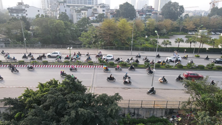 Xu phat nhieu nguoi dan di xe nguoc chieu tren duong To Huu - Hinh anh 8