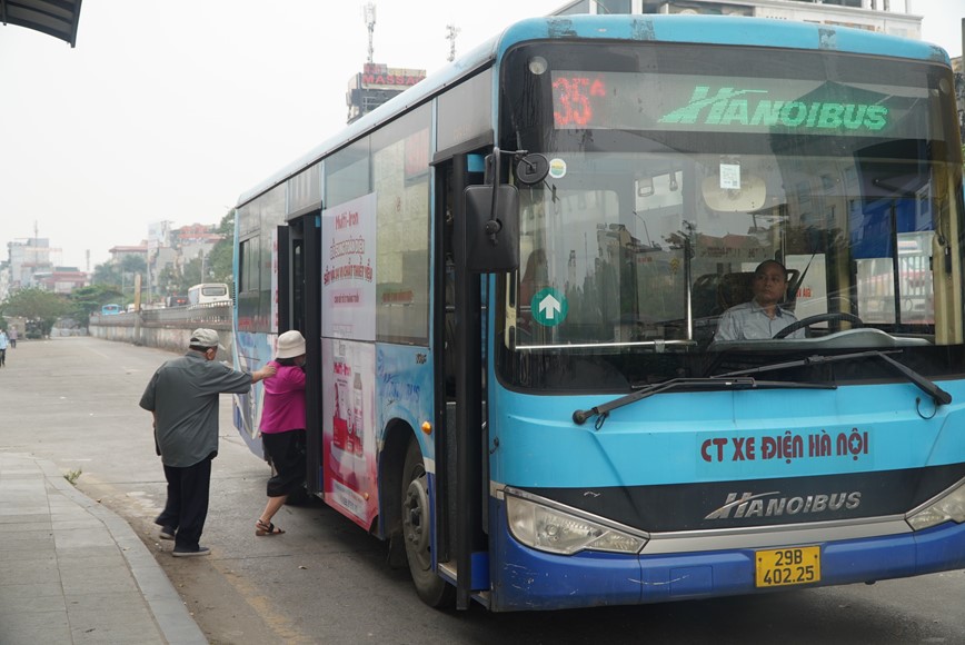 Ha Noi dung hoat dong 5 tuyen buyt: khach doi lo trinh, khong gay xao tron lon - Hinh anh 1