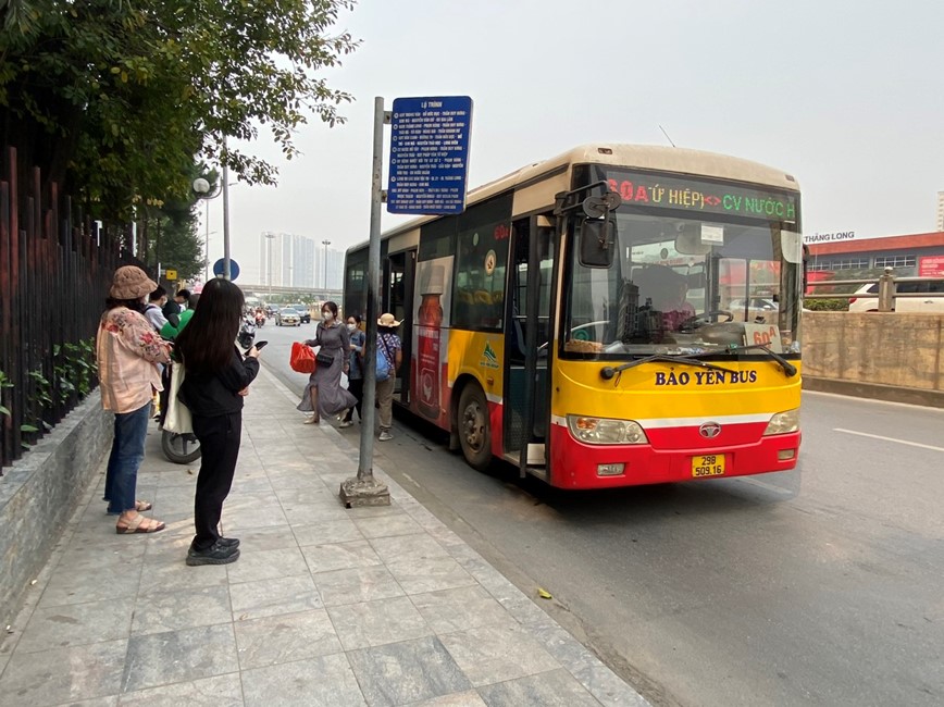 Ha Noi dung hoat dong 5 tuyen buyt: khach doi lo trinh, khong gay xao tron lon - Hinh anh 2