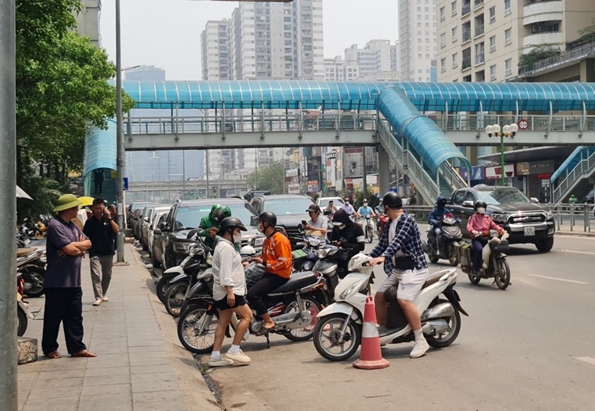 Ha Noi: Quan ly long leo khien duong To Huu tro nen un tac? - Hinh anh 10