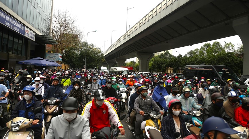 Troi chuyen mua ret, nguoi dan Ha Noi chat vat di lam ngay dau tuan - Hinh anh 1