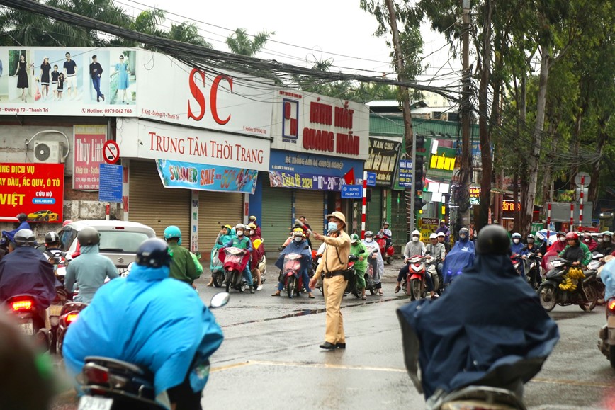 Troi chuyen mua ret, nguoi dan Ha Noi chat vat di lam ngay dau tuan - Hinh anh 12