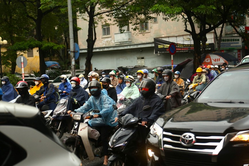 Troi chuyen mua ret, nguoi dan Ha Noi chat vat di lam ngay dau tuan - Hinh anh 9