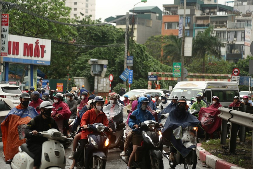 Troi chuyen mua ret, nguoi dan Ha Noi chat vat di lam ngay dau tuan - Hinh anh 8