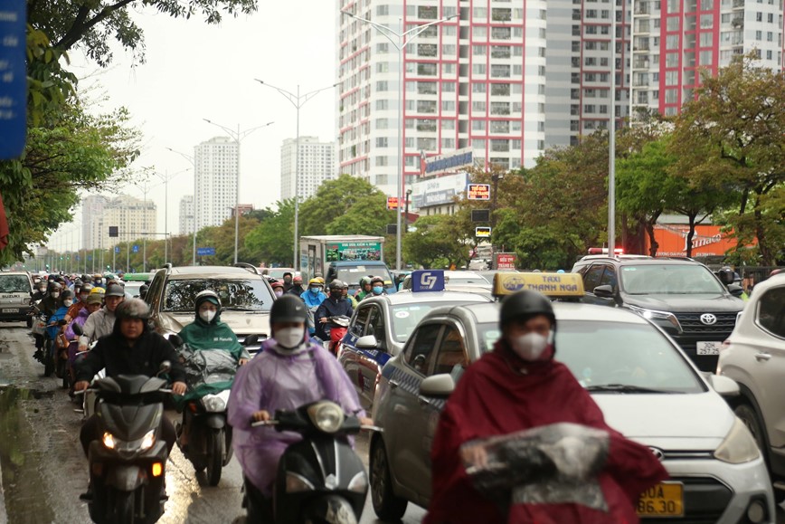 Troi chuyen mua ret, nguoi dan Ha Noi chat vat di lam ngay dau tuan - Hinh anh 7