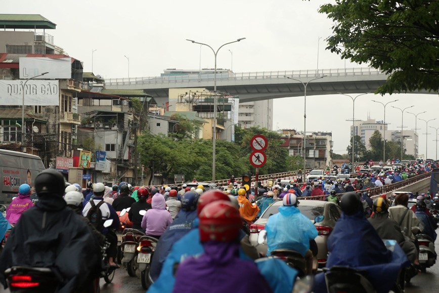 Troi chuyen mua ret, nguoi dan Ha Noi chat vat di lam ngay dau tuan - Hinh anh 6