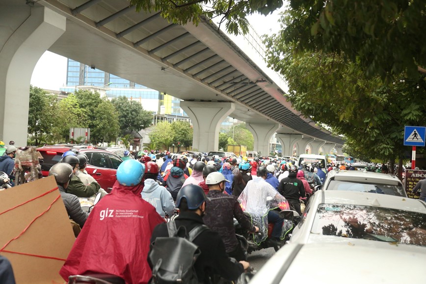 Troi chuyen mua ret, nguoi dan Ha Noi chat vat di lam ngay dau tuan - Hinh anh 4