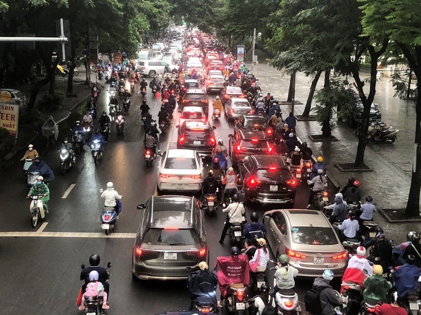 Troi chuyen mua ret, nguoi dan Ha Noi chat vat di lam ngay dau tuan - Hinh anh 3