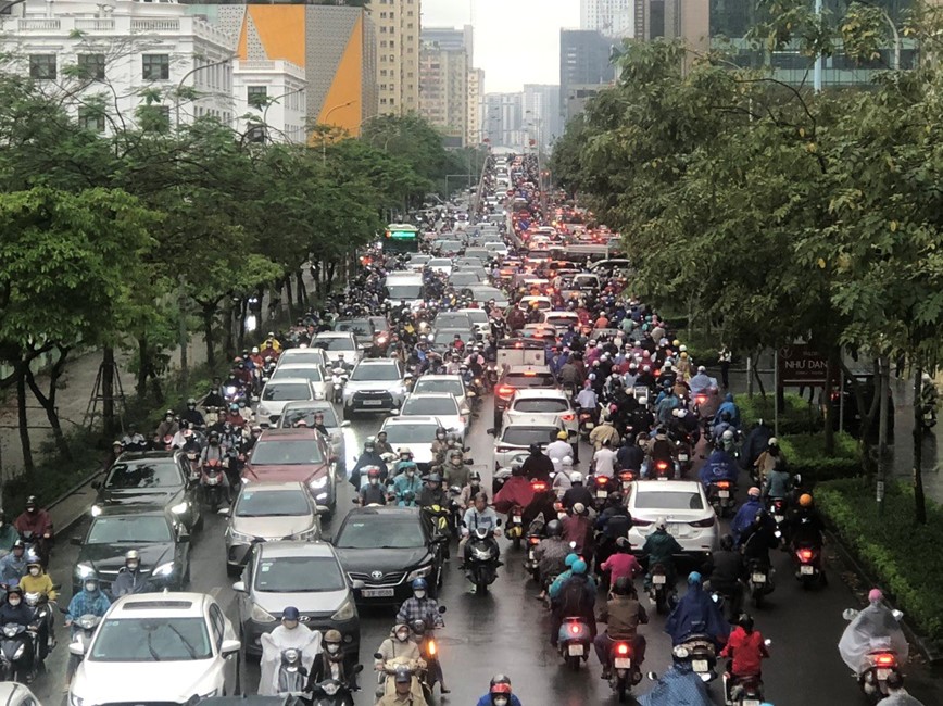 Troi chuyen mua ret, nguoi dan Ha Noi chat vat di lam ngay dau tuan - Hinh anh 2