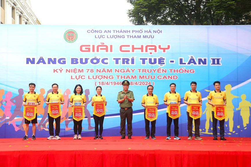 Phong Tham muu Cong an Ha Noi to chuc giai chay “Nang buoc tri tue lan II“ - Hinh anh 5