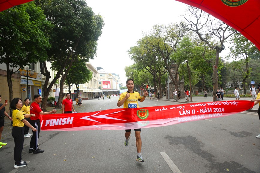 Phong Tham muu Cong an Ha Noi to chuc giai chay “Nang buoc tri tue lan II“ - Hinh anh 8