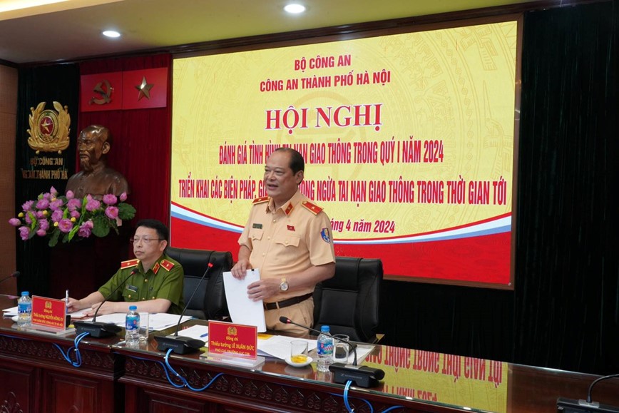 Cong an Ha Noi tang cuong cac bien phap dam bao an toan giao thong - Hinh anh 1