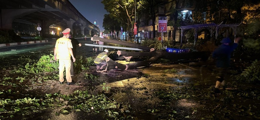 Canh sat giao thong Ha Noi trang dem don cay do sau mua dong - Hinh anh 5