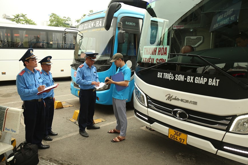 Ha Noi: Kiem tra toan bo xe khach truoc khi xuat ben dip nghi le 30/4 - Hinh anh 1