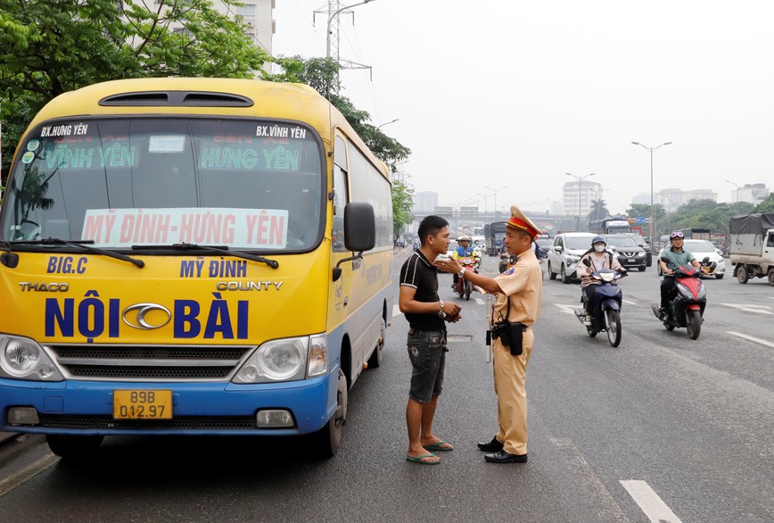 Canh sat giao thong Ha Noi xu ly hang loat xe khach vi pham truoc ky nghi le - Hinh anh 2