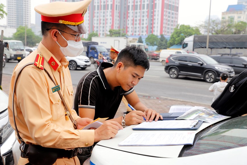 Canh sat giao thong Ha Noi xu ly hang loat xe khach vi pham truoc ky nghi le - Hinh anh 4