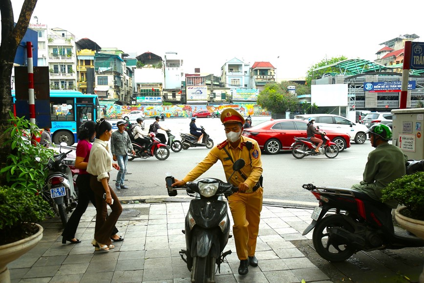 Canh sat giao thong Ha Noi xu phat hang loat “ma men“ - Hinh anh 7