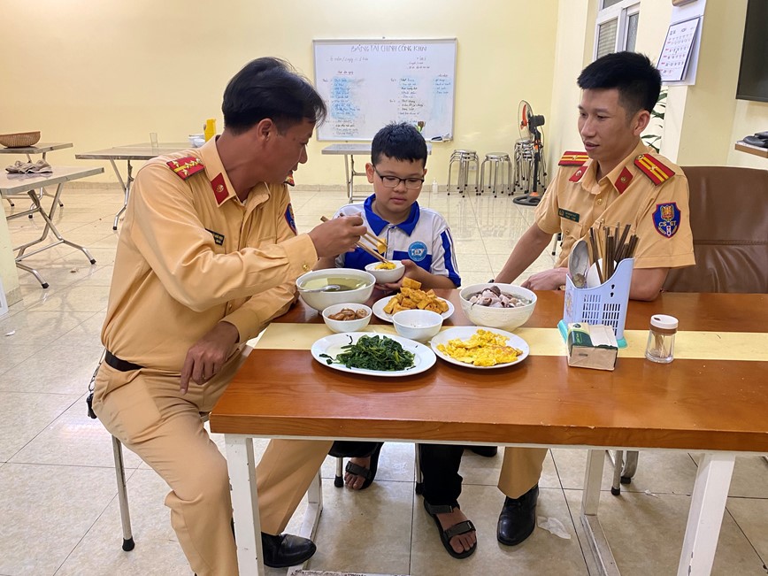 Chau be di lac tu Vinh Phuc duoc canh sat giao thong Ha Noi ho tro tim gia dinh - Hinh anh 1