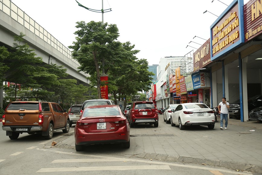 Ha Noi: Hang loat showroom chiem dung via he bay ban o to - Hinh anh 14