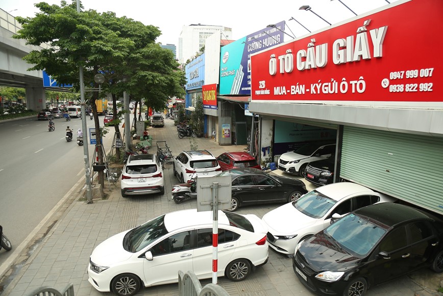 Ha Noi: Hang loat showroom chiem dung via he bay ban o to - Hinh anh 1