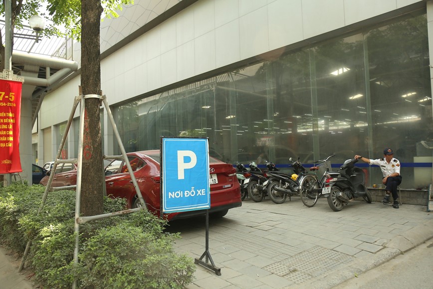 Ha Noi: Hang loat showroom chiem dung via he bay ban o to - Hinh anh 4