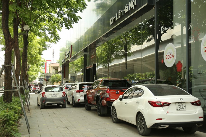 Ha Noi: Hang loat showroom chiem dung via he bay ban o to - Hinh anh 8