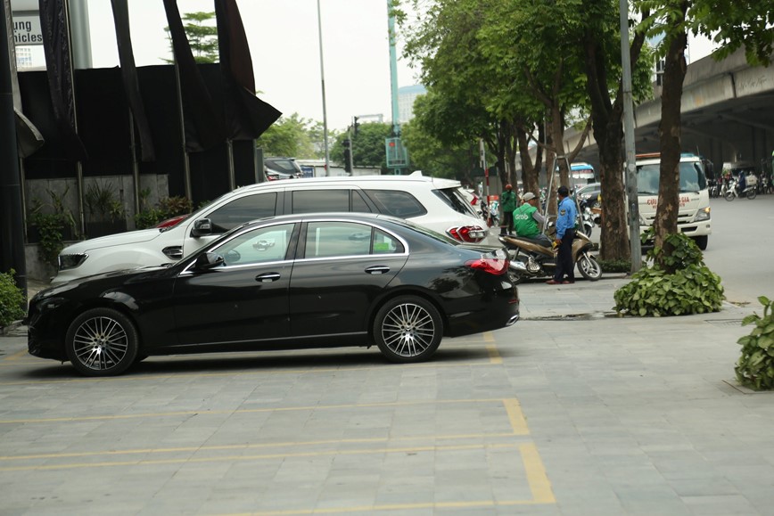 Ha Noi: Hang loat showroom chiem dung via he bay ban o to - Hinh anh 5