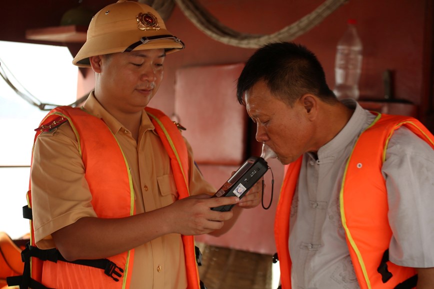 CSGT duong thuy tuan tra, xu ly vi pham tren song Hong - Hinh anh 2