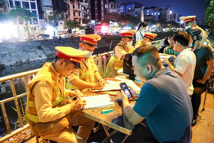 Lien quan canh sat giao thong Ha Noi xu ly triet de vi pham ve nong do con - Hinh anh 2