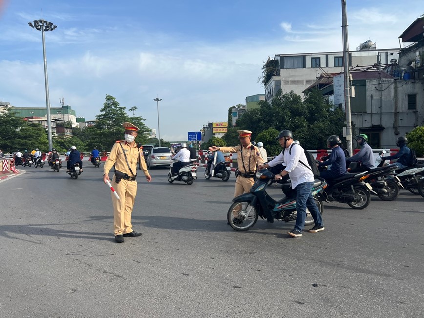 Phat hang tram xe may di vao lan o to tren cac cay cau dan vao noi do - Hinh anh 1