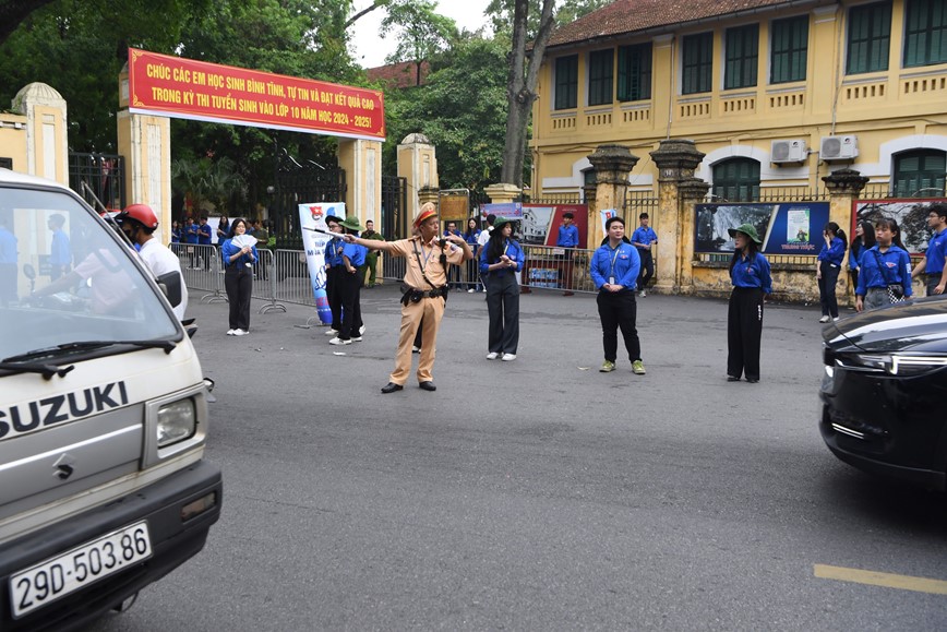 Ha Noi: Giao thong thuan loi, an toan trong ngay dau ky thi vao lop 10 - Hinh anh 4