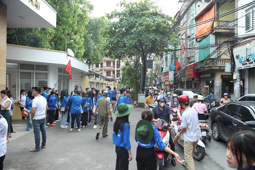 Ha Noi: Giao thong thuan loi, an toan trong ngay dau ky thi vao lop 10 - Hinh anh 2